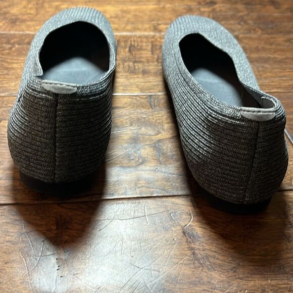 Vivaia Gray Square-Toe V-Cut Flats (Margot 2.0), size 7 - Picture 4 of 10